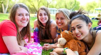 friends-on-grass-link-350×192