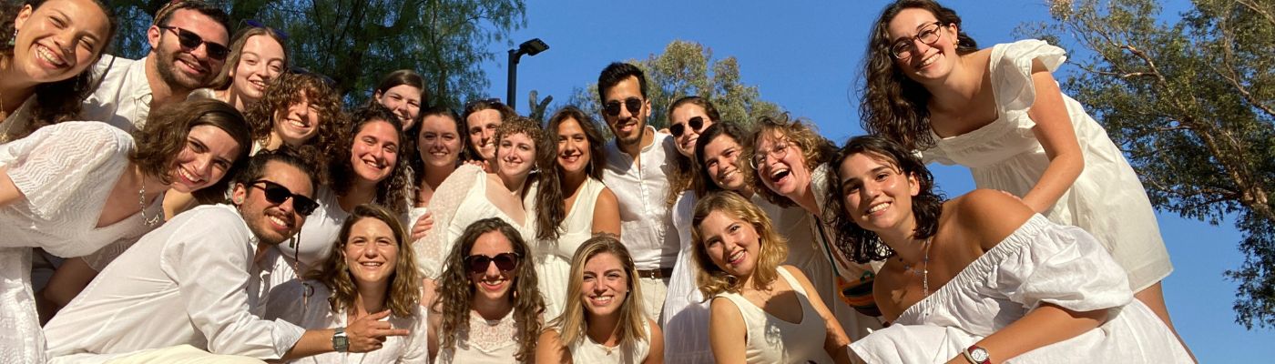 Photo of BCIers in white for shabbat